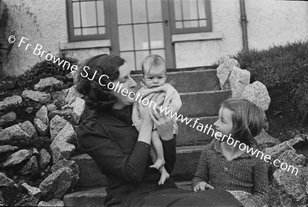 NORMAN WHITE WITH MRS HELEN & MARGARET & GRANIA IN BASKET